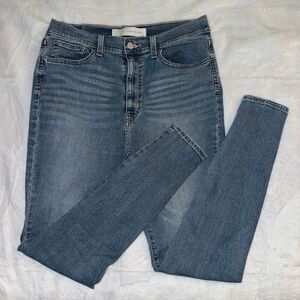 Levi’s Women’s Ultra High Rise Jeggings Light Medium Blue Wash Size 12/31” EUC
